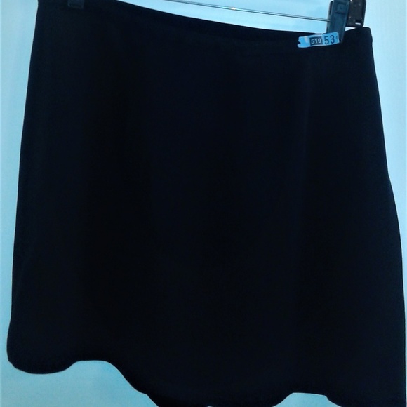 MAX STUDIO BLACK SKORT SIZE 10 EXCELLENT CONDITION - Picture 2 of 6